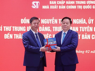 Trưởng Ban Tuyên giáo và Dân vận Trung ương Nguyễn Trọng Nghĩa thăm và làm việc với NXB Chính trị quốc gia Sự thật