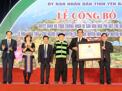 Lễ hội Gầu Tào của người Mông Yên Bái đón Bằng chứng nhận Di sản văn hóa phi vật thể quốc gia