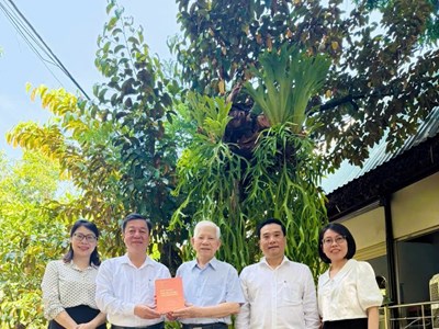 Trao tặng nguyên Chủ tịch nước Nguyễn Minh Triết cuốn sách “Đẩy mạnh công cuộc xây dựng và phát triển đất nước”