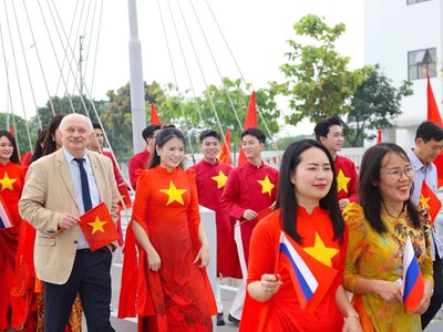 Ấn tượng áo dài cờ đỏ sao vàng của NTK Hoàng Ly mừng ngày thống nhất non sông