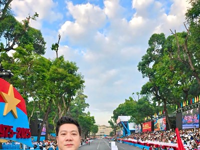 NSND Quốc Hưng hòa giọng cùng NSND Tạ Minh Tâm mở màn mừng đại lễ 30.4