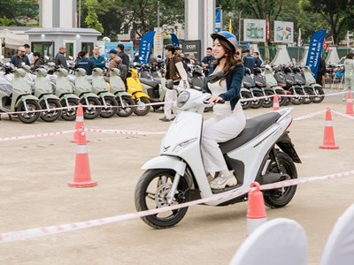 Ngày hội Thu xăng đổi điện: Xe máy điện VinFast “được lòng” từ học sinh, nhân viên văn phòng tới người lớn tuổi
