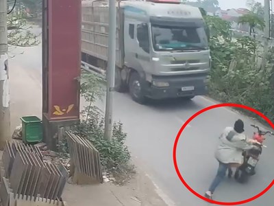 Hà Nội tạm giữ hình sự đối tượng đẩy Cảnh sát giao thông vào đầu xe tải