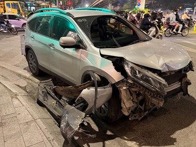 Đường Láng: Ô tô lật giữa trưa, đêm đến xe con “toác đầu” bỏ chạy