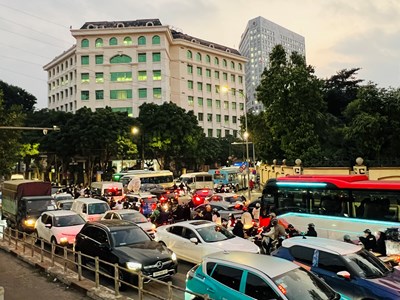 Cửa ngõ Hà Nội, TP.HCM ùn tắc nghiêm trọng trong chiều cuối năm