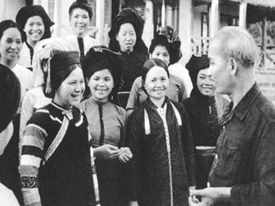 Chủ tịch Hồ Chí Minh ký Sắc lệnh công bố Luật Hôn nhân và Gia đình 