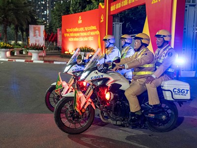 Cảnh sát giao thông Hà Nội tăng cường tuần tra, kiểm soát xuyên đêm phục vụ Đại hội XIV