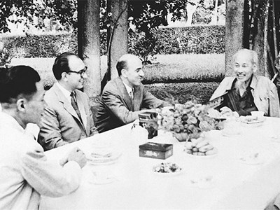 Chủ tịch Hồ Chí Minh trả lời các nhà báo nước ngoài