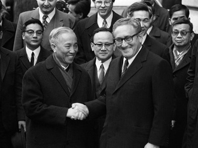 Ký tắt Hiệp định Paris về chấm dứt chiến tranh, lập lại hòa bình ở Việt Nam