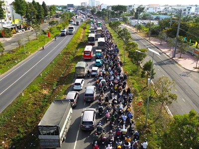 27 tháng Chạp: Cao tốc nghẹt thở, dòng xe rồng rắn rời đô về quê ăn Tết