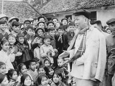 Bác Hồ nói chuyện tại Hội nghị cán bộ phụ trách thiếu nhi