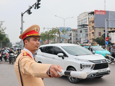 Siết chặt kiểm tra xe kinh doanh không đổi biển vàng tại các cửa ngõ thành phố
