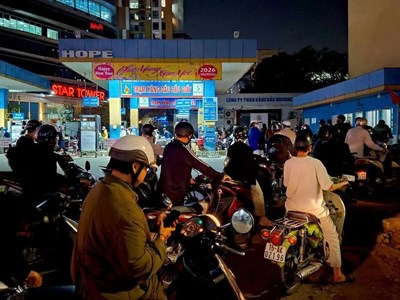 Người dân Hà Nội xếp hàng mua xăng giữa đêm, nhu cầu tăng đột biến