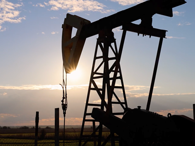 Giá dầu thế giới vượt 100 USD/thùng, căng thẳng Trung Đông gây lo ngại nguồn cung