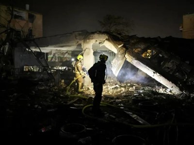 Iran dội tên lửa vào Israel, hơn 100 người bị thương