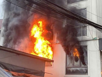 Dùng búa phá mái tôn giữa biển khói, giúp 7 người thoát nạn ở Hà Nội