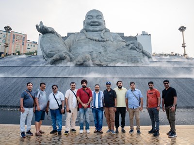 Du khách quốc tế tấp nập chiêm bái núi Bà Đen