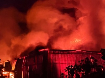 Cháy lớn gần Bệnh viện K Tân Triều, xưởng gỗ bị thiêu rụi trong đêm