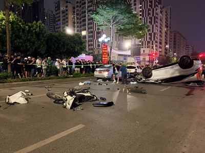 Khởi tố tài xế Lexus tông 5 xe chờ đèn đỏ ở Hà Nội 