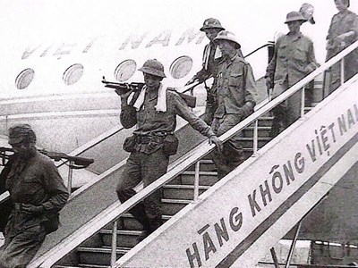 Khởi đầu vận tải hàng không phục vụ giải phóng miền Nam