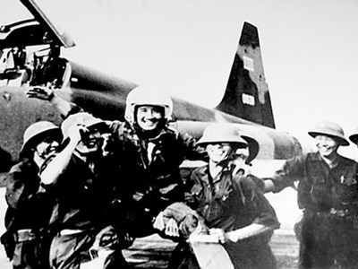 Máy bay ta ném bom Dinh Độc Lập