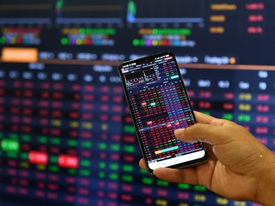 VN-Index giằng co trước phiên chốt tuần: test cung - cầu sau cú tăng sốc