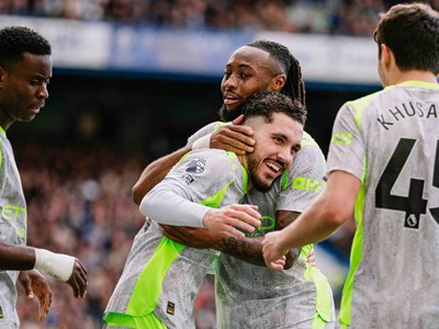 Man City “huỷ diệt” Chelsea, phả hơi nóng cuộc đua vô địch