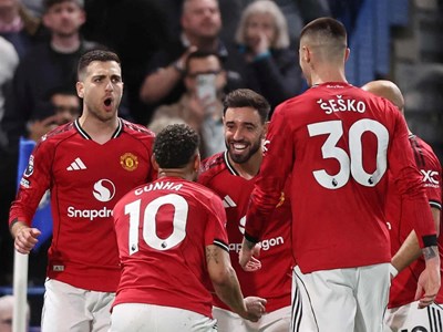 Man Utd hạ Chelsea, “áp sát” vé Champions League