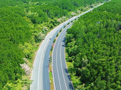 Đến Cần Giờ dịp nghỉ lễ, vừa chạy marathon vừa lái thử dàn xe điện VinFast