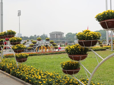 Quảng trường Ba Đình rực rỡ cờ hoa chào mừng ngày 30.4 và 1.5