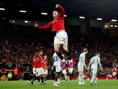 Manchester United hạ Brentford, tiến sát vé dự Champions League