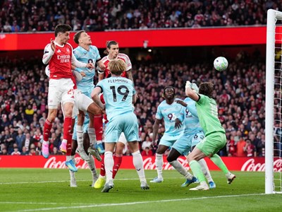 Arsenal tiến sát ngôi vương Ngoại hạng Anh sau chiến thắng nghẹt thở