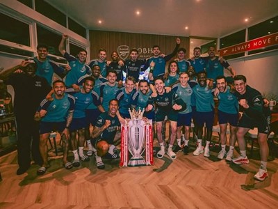 Arsenal chính thức vô địch Ngoại hạng Anh sau 22 năm chờ đợi