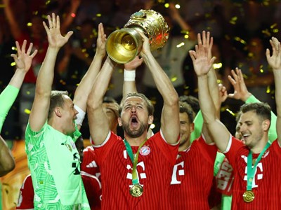 Kane hủy diệt Stuttgart, Bayern khép mùa giải hoàn hảo