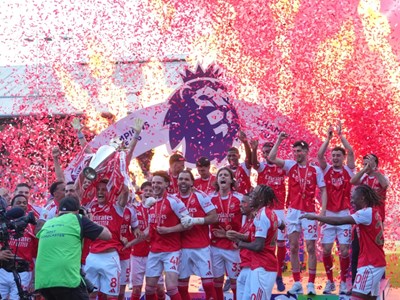 Arsenal đăng quang ngôi vương Ngoại hạng Anh sau 22 năm chờ đợi