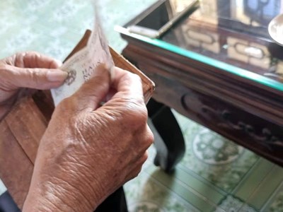 Phía sau số tiền lẻ 1.300 đồng là một khoảng trống lạnh lùng