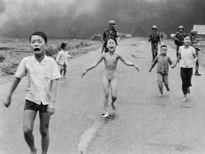 Phóng viên Nick Út chụp bức ảnh “Em bé Napalm”