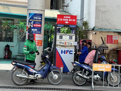 Giá xăng dầu đồng loạt tăng, dầu diesel tăng gần 2.500 đồng/lít