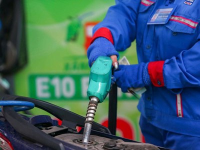 Giá xăng dầu tăng mạnh, dầu diesel vượt 27.600 đồng/lít