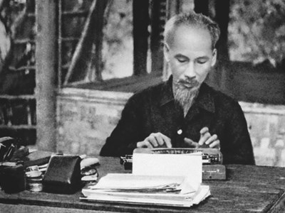 Bác Hồ gửi thư chúc mừng Đại hội giới báo chí (1947)