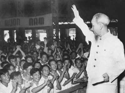 Bác Hồ căn dặn “Vì lợi ích trăm năm thì phải trồng người”