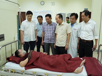 Lỗ hổng nào sau cánh cửa bếp?