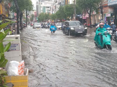 Triều cường còn lên cao ngày 11-12.10: Những khung giờ cần chú ý khi ra đường