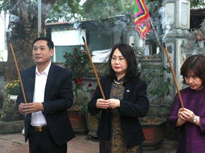 Thứ trưởng Thường trực Lâm Thị Phương Thanh dâng hương ngày khai hội đền Sái