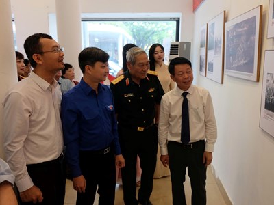 Khai mạc Triển lãm ảnh “51 năm - Bản hùng ca thống nhất”