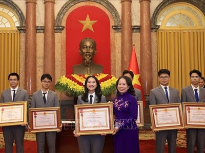 Phó Chủ tịch nước trao Huân chương Lao động tặng học sinh đoạt giải Olympic và khoa học kỹ thuật quốc tế năm 2025 