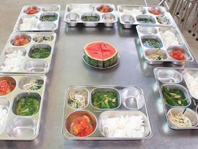 Bữa ăn bán trú: Giám sát đến từng khay ăn
