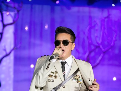 Sở VHTT TP.HCM đang xử lý vụ Đàm Vĩnh Hưng cài huy hiệu 'lạ' khi diễn