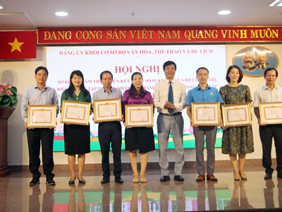 Biểu dương các tập thể, cá nhân thực hiện tốt việc học tập và làm theo Bác