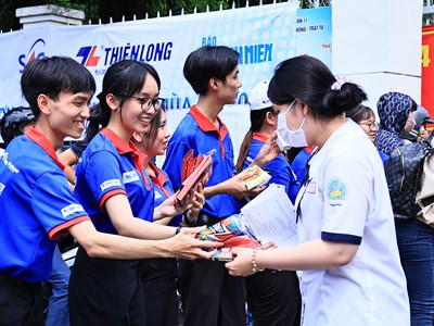 TP.HCM: Sinh viên tình nguyện hỗ trợ thí sinh tại 162 điểm thi